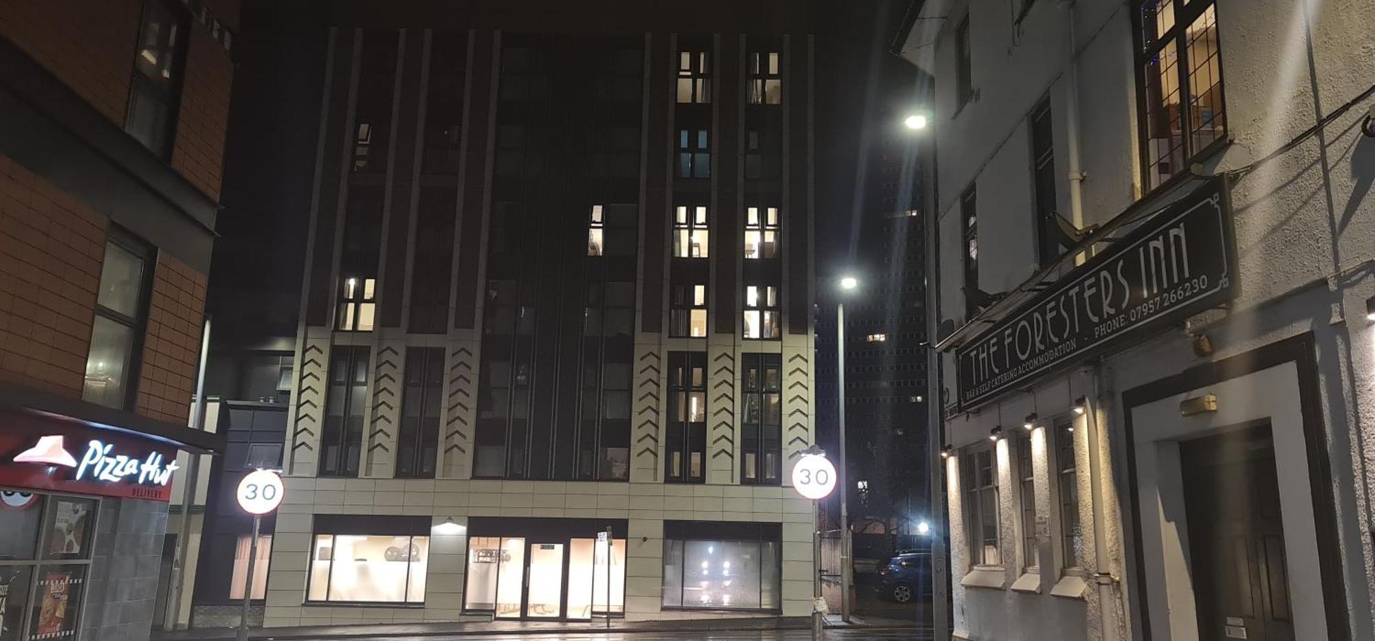Foresters Inn Apartment - City Centre By Victoria Centre Shopping Centre - Your Own 5 Double Bedrooms Private Apartment With 3 Bathrooms And Full Kitchen To Cook As You Would At Home - Outdoor Parking For Cars Or Vans At Five Pounds A Day Nottingham Kamer foto
